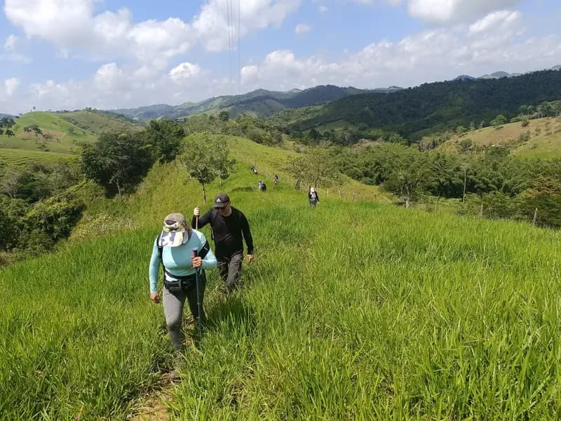 Senderismo por bosques naturales cerca del Condado Shopping Quito