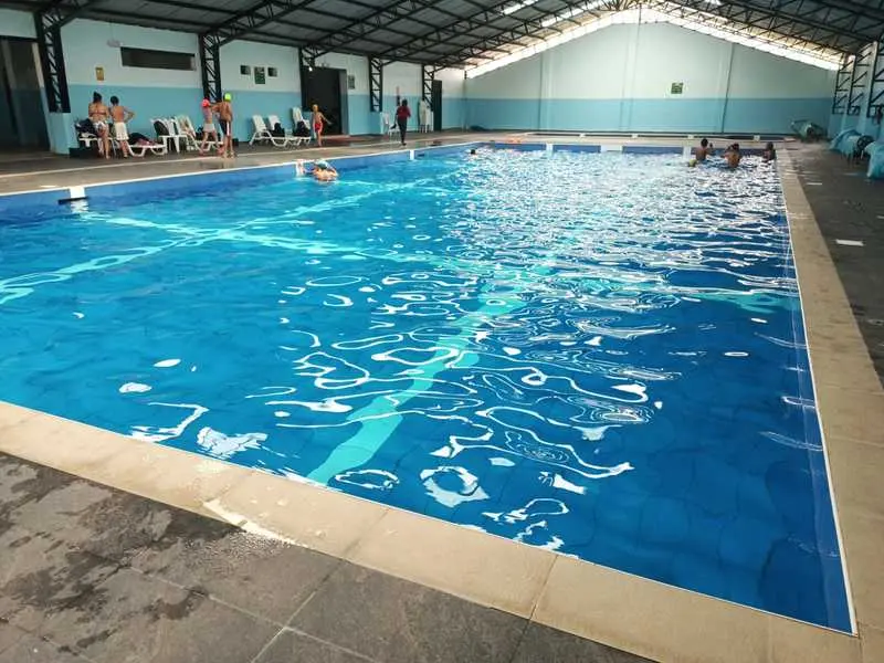 Piscina temperada y áreas verdes en Hostería Santa Petrona Quito
